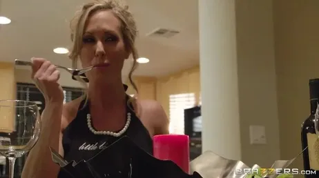 Mme Brandi Love fait partie de celles qui avalent tout en entier.
