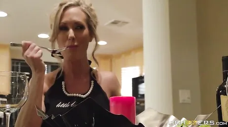 Mme Brandi Love fait partie de celles qui avalent tout en entier.