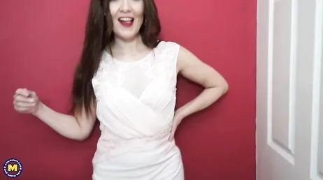 Baiser avec la femme au foyer, comme elle est excitée...