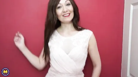Baiser avec la femme au foyer, comme elle est excitée...