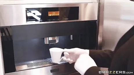 De vrouw des huizes wordt stevig geneukt door de butler.