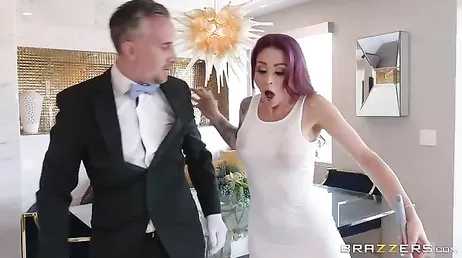 De vrouw des huizes wordt stevig geneukt door de butler.