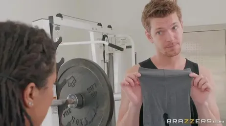 Kira Noir recebe o personal trainer mas ele é muito gostoso..