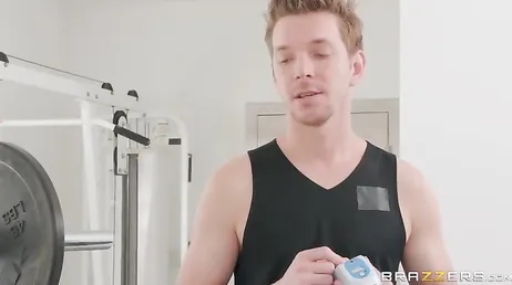 Kira Noir recebe o personal trainer mas ele é muito gostoso..