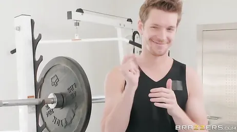 Kira Noir recebe o personal trainer mas ele é muito gostoso..