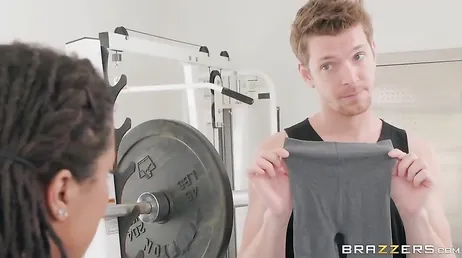 Kira Noir recebe o personal trainer mas ele é muito gostoso..