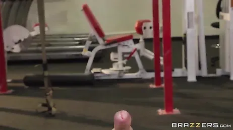 Todas las zorras del gimnasio quieren su ración de polla..
