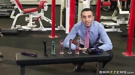 Todas las zorras del gimnasio quieren su ración de polla..