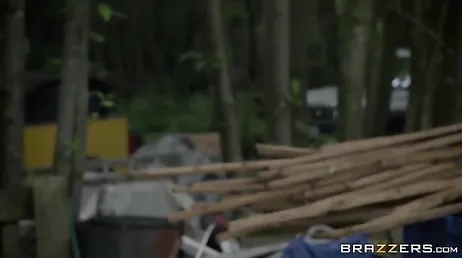 Maîtresse Candi Kayne sait comment réchauffer son jeune fils.
