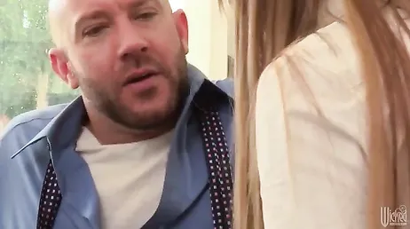 Han vet att genom att busa med läraren kommer han att klara kursen!