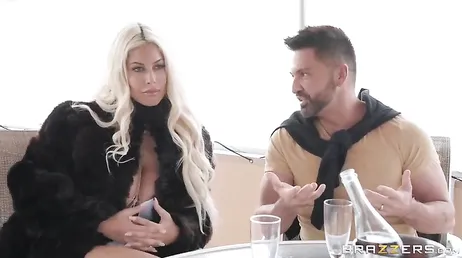 Deux bons mâles baisent l'espagnole Bridgette B