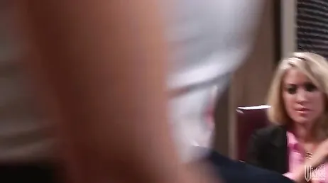 Eftersom hon är otrogen mot sin man, låt det vara med en svart man...