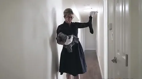 La dame ne baise pas son fils tant qu'elle n'a pas baisé la chienne...