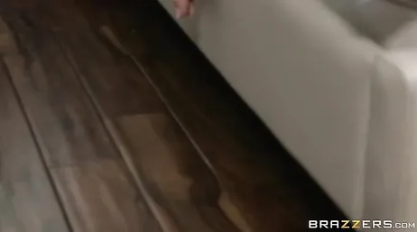 La mamma mi lascia toccare la sua figa, è così bagnata che...