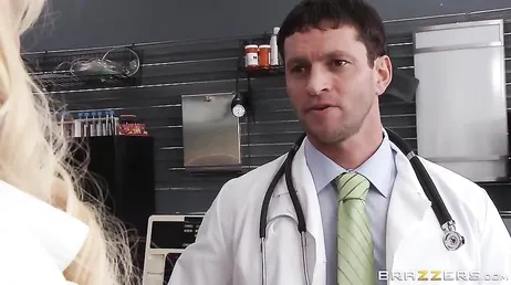 Kagney Linn Karter transando com seu colega de trabalho
