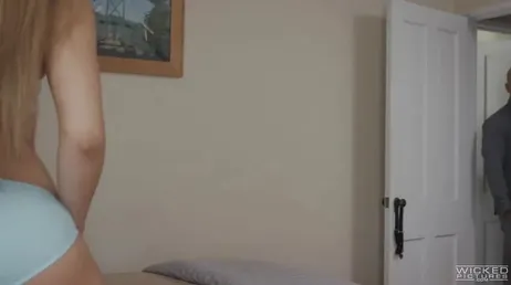 Sie wartet auf dem Bett auf mich, damit ich ihre Muschi und ihren Arsch volllecken kann.