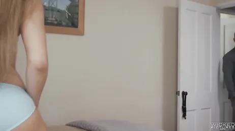 Sie wartet auf dem Bett auf mich, damit ich ihre Muschi und ihren Arsch volllecken kann.
