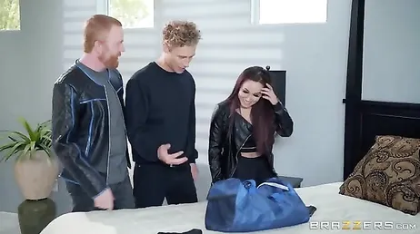 Zo viert deze brunette dat de hele overval voor hen goed is verlopen..