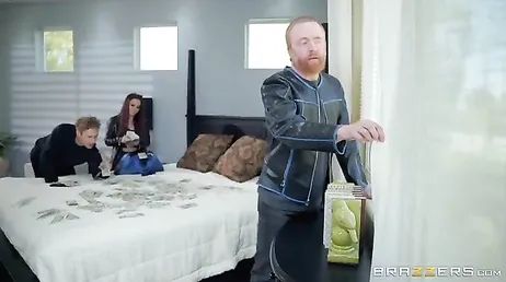 Zo viert deze brunette dat de hele overval voor hen goed is verlopen..