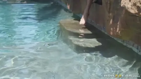 Elle voulait apprendre le surf, mais à la fin elle veut baiser très fort.