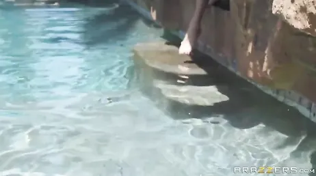 Elle voulait apprendre le surf, mais à la fin elle veut baiser très fort.
