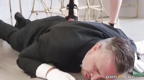 Comme il est excité, le majordome ! Il touche mes seins...