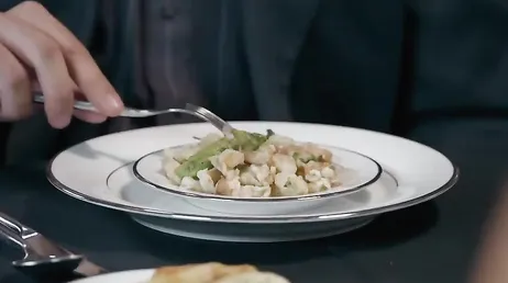 Der spanische Kellner gibt Kat Dior einen ordentlichen Fick.