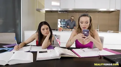 Elas passam de estudar a comer a buceta uma da outra... Que duas garotas cheias de tesão...