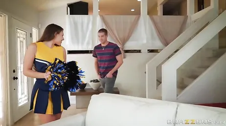 Foder minha namorada com o pai dela rondando pela casa, que mórbido..