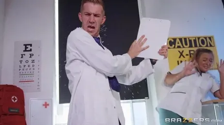 La patiente nymphomane Bonnie Rotten se fait baiser par le médecin