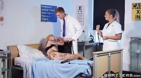 La patiente nymphomane Bonnie Rotten se fait baiser par le médecin