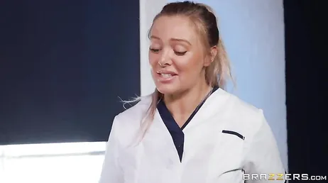 La patiente nymphomane Bonnie Rotten se fait baiser par le médecin