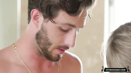 Il se rend dans un appartement pour un massage et la masseuse s'avère être sa tante