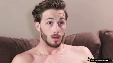Il se rend dans un appartement pour un massage et la masseuse s'avère être sa tante