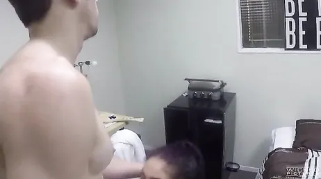 Mon copain me baise dans le cul pendant que je suce son meilleur ami