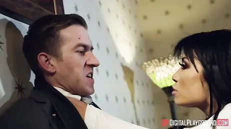 Rina Ellis apre la bocca così Danny D può versarglielo tutto addosso..