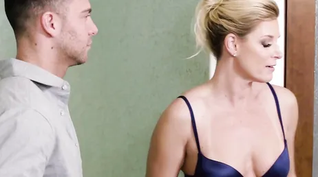La massaggiatrice matura non può fare a meno di arraparsi con questo cliente
