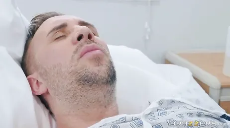 Fick mit der Krankenschwester, dem Blowjob, den sie ihrer Patientin gibt.