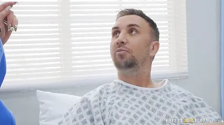 Fick mit der Krankenschwester, dem Blowjob, den sie ihrer Patientin gibt.