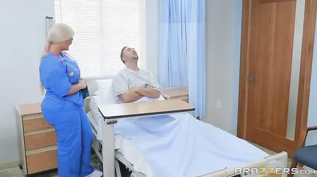 Fick mit der Krankenschwester, dem Blowjob, den sie ihrer Patientin gibt.