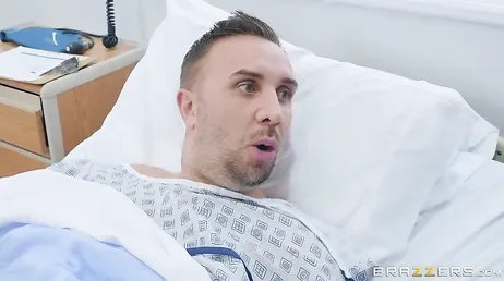 Fick mit der Krankenschwester, dem Blowjob, den sie ihrer Patientin gibt.