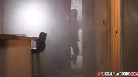 Innan han lämnar huset vill brandmannen att jag ska knulla henne