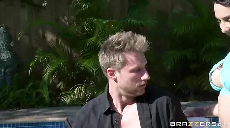 Es ist normal, dass dieser Kerl den tollen Arsch von Lela Star genießt