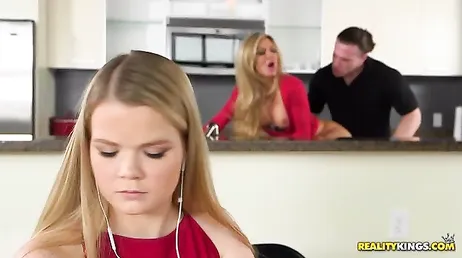 Sesso con la suocera e mentre la sua ragazza studia!