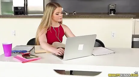 Sesso con la suocera e mentre la sua ragazza studia!