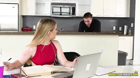 Sesso con la suocera e mentre la sua ragazza studia!