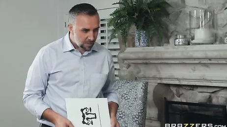 Elle est accro au sexe, elle finit même par baiser avec le psychologue...