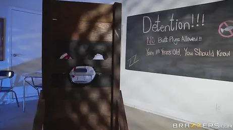 Le prof donne une fessée au cul de cette putain d'élève salope..