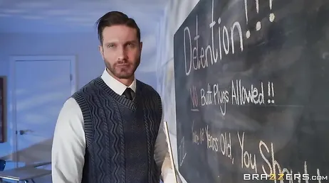 Le prof donne une fessée au cul de cette putain d'élève salope..