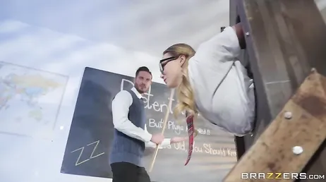 Le prof donne une fessée au cul de cette putain d'élève salope..